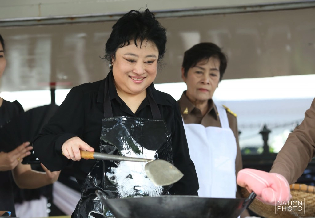 "พระองค์โสม" ทรงทอดไก่ประทานให้แก่ประชาชน "พระองค์โสม" ทรงทอดไก่ประทานให้แก่ประชาชน