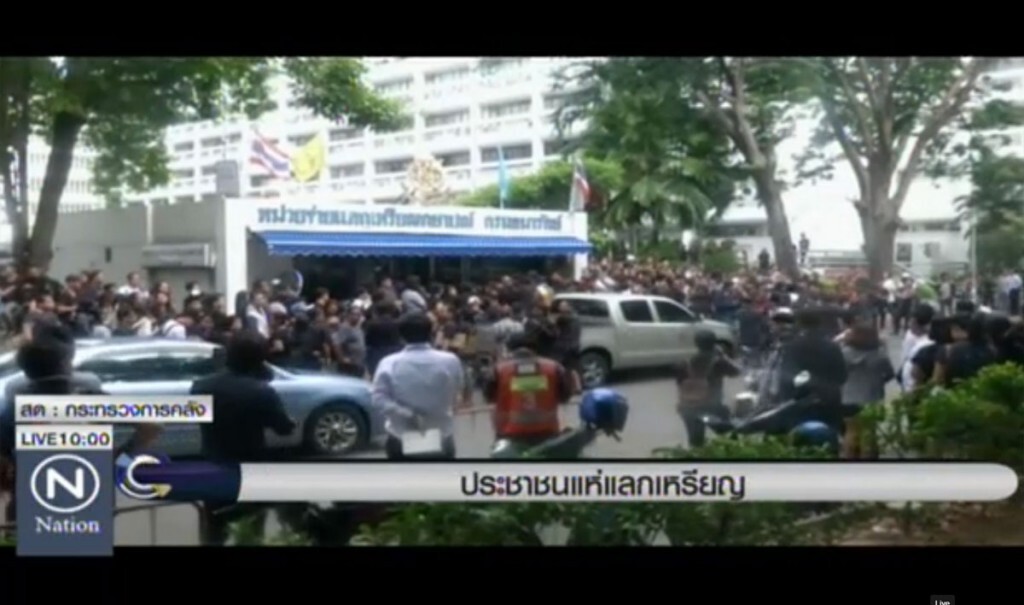 ประชาชนแห่แลกเหรียญ