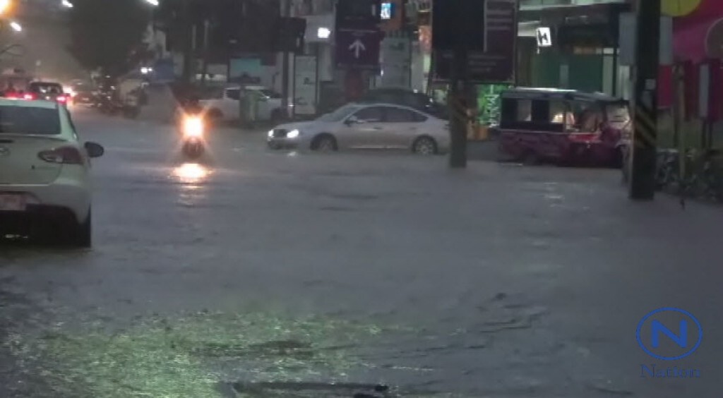 ฝนตกกระหน่ำ"ศรีราชา" น้ำท่วมขังผิวถนนหลายจุด
