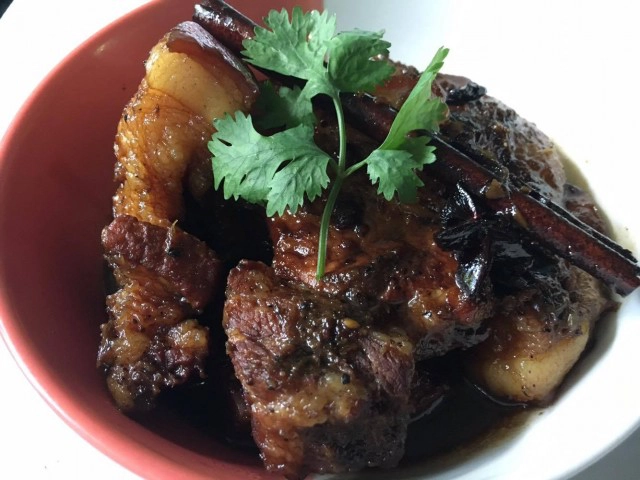 ครัวน้าคม (Cooking is fun) : หมูฮ้องสูตรภูเก็ต หมูสามชั้นคล้ายพะโล้ แต่เข้มข้นกว่ามาก