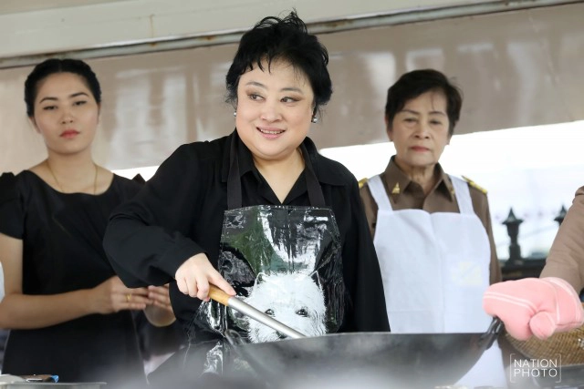 "พระองค์โสม" ทรงทอดไก่ประทานให้แก่ประชาชน