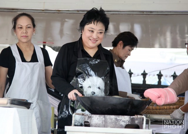 "พระองค์โสม" ทรงทอดไก่ประทานให้แก่ประชาชน