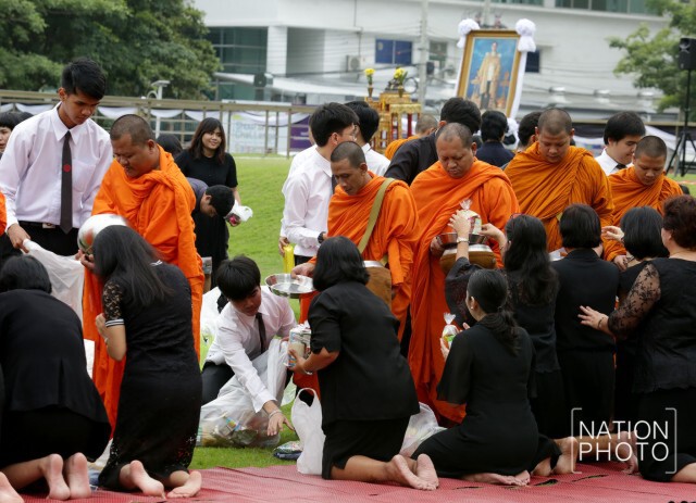มศว แปรอักษร ร่วมถวายอาลัยในหลวง ร.๙