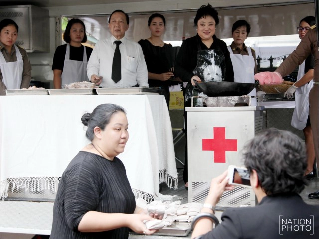 "พระองค์โสม" ทรงทอดไก่ประทานให้แก่ประชาชน