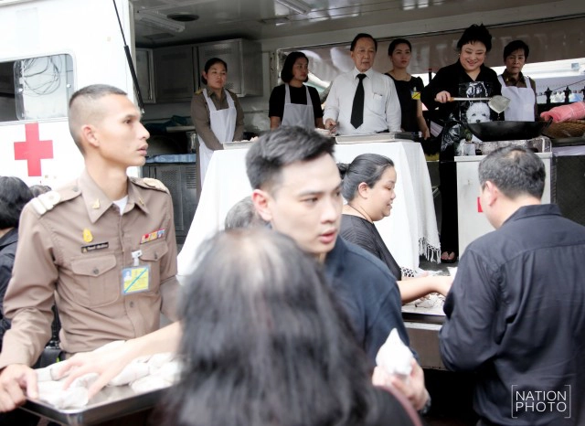 "พระองค์โสม" ทรงทอดไก่ประทานให้แก่ประชาชน