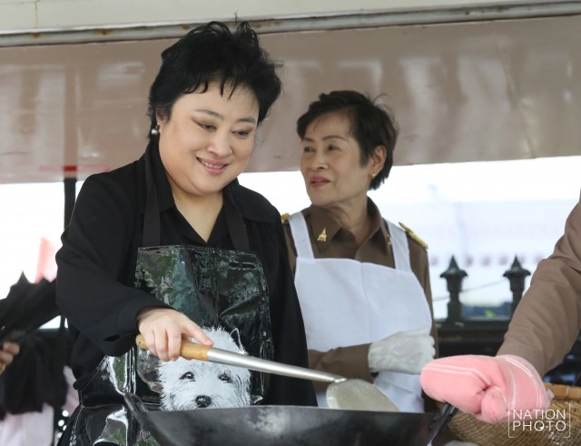 "พระองค์โสม" ทรงทอดไก่ประทานให้แก่ประชาชน
