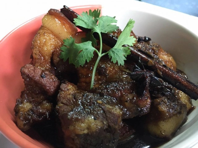 ครัวน้าคม (Cooking is fun) : หมูฮ้องสูตรภูเก็ต หมูสามชั้นคล้ายพะโล้ แต่เข้มข้นกว่ามาก