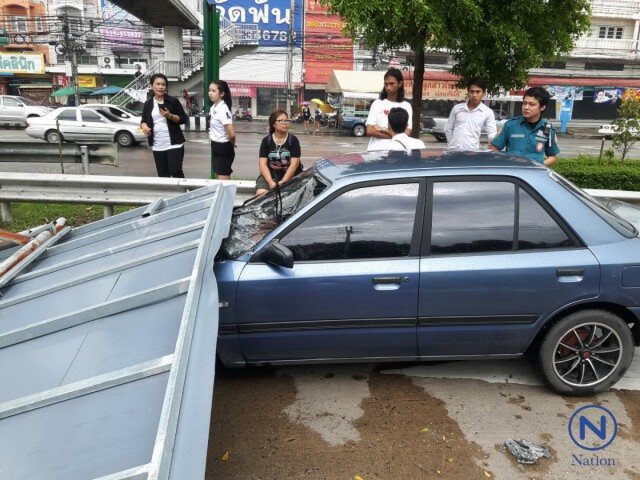 พายุถล่มเมืองกรุงเก่า
เสาไฟฟ้า-ป้ายโฆษณาล้มทับบ้าน-รถพังยับ