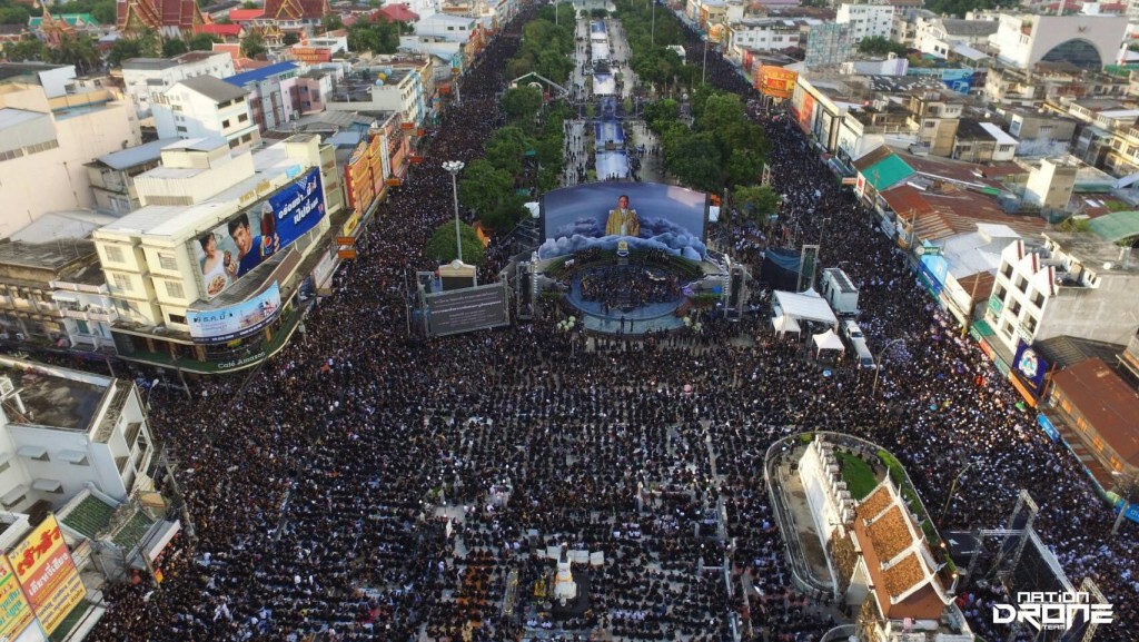 ภาพมุมสูง "ชาวโคราช" ร้องเพลงสรรเสริญพระบารมี ในกิจกรรม "ร้อยดวงใจ ถวายความอาลัยในหลวง" ภาพมุมสูง "ชาวโคราช" ร้องเพลงสรรเสริญพระบารมี ในกิจกรรม "ร้อยดวงใจ ถวายความอาลัยในหลวง"