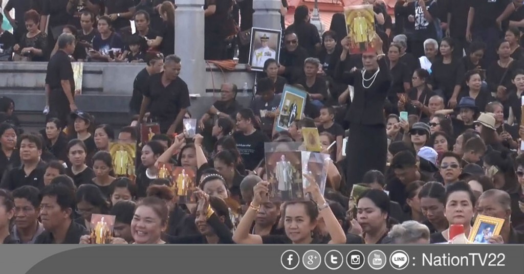 ปชช.ทยอยลานย่าโมร่วมร้องเพลงสรรเสริญพระบารมี ปชช.ทยอยลานย่าโมร่วมร้องเพลงสรรเสริญพระบารมี