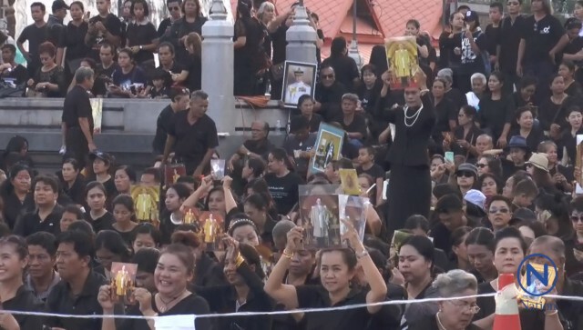 ปชช.ทยอยลานย่าโมร่วมร้องเพลงสรรเสริญพระบารมี
