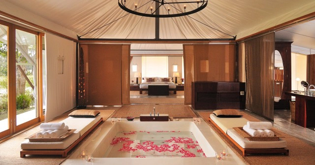 นอนชิลริมน้ำริมเขาแบบไม่มียุง กับที่พักสไตล์เต็นท์ติดแอร์