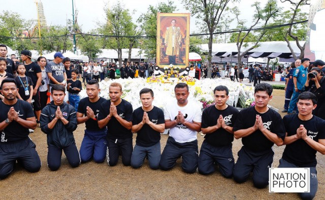 "มนัส"ก้มกราบ"ในหลวง"แสดงความอาลัย