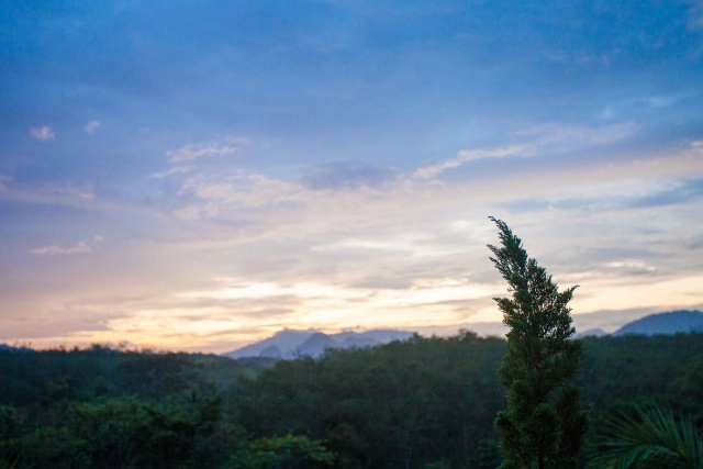 นอนชิลริมน้ำริมเขาแบบไม่มียุง กับที่พักสไตล์เต็นท์ติดแอร์