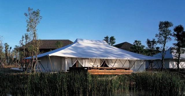 นอนชิลริมน้ำริมเขาแบบไม่มียุง กับที่พักสไตล์เต็นท์ติดแอร์