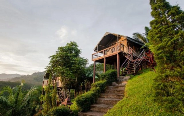 นอนชิลริมน้ำริมเขาแบบไม่มียุง กับที่พักสไตล์เต็นท์ติดแอร์