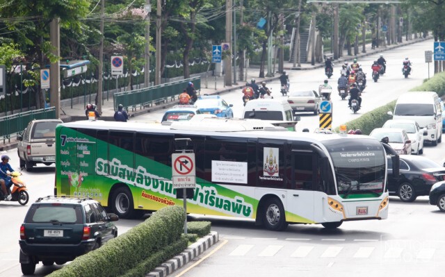 "รถบัสพลังงานแสงอาทิตย์"บริการรับส่ง ปชช.เดินทางมาแสดงความอาลัย