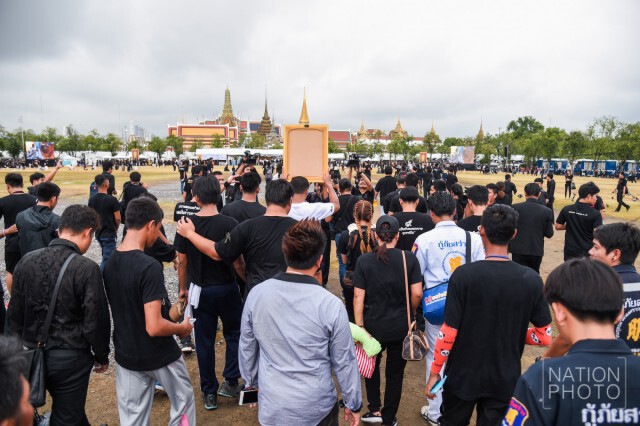 "มนัส" เดินเท้าถึงสนามหลวงแล้ว
เผย อยากทำความดี-สู้อีกครั้งเพื่อพ่อหลวง
