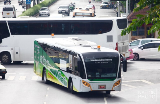 "รถบัสพลังงานแสงอาทิตย์"บริการรับส่ง ปชช.เดินทางมาแสดงความอาลัย
