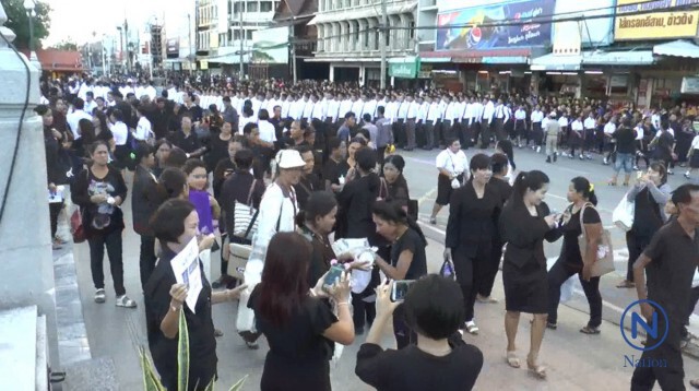 ปชช.ทยอยลานย่าโมร่วมร้องเพลงสรรเสริญพระบารมี