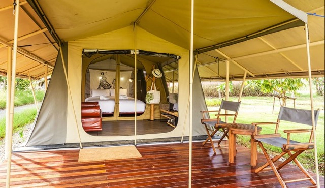 นอนชิลริมน้ำริมเขาแบบไม่มียุง กับที่พักสไตล์เต็นท์ติดแอร์