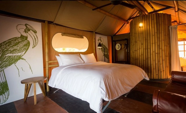 นอนชิลริมน้ำริมเขาแบบไม่มียุง กับที่พักสไตล์เต็นท์ติดแอร์