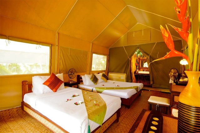 นอนชิลริมน้ำริมเขาแบบไม่มียุง กับที่พักสไตล์เต็นท์ติดแอร์