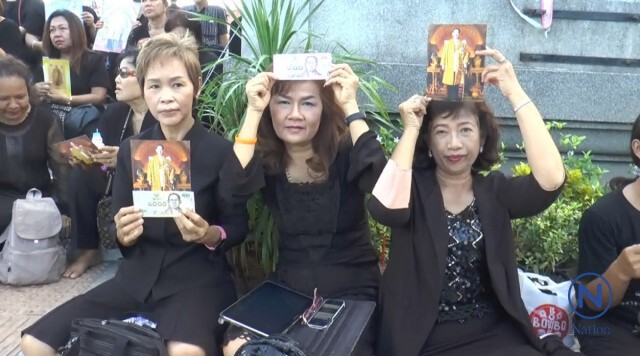 ปชช.ทยอยลานย่าโมร่วมร้องเพลงสรรเสริญพระบารมี