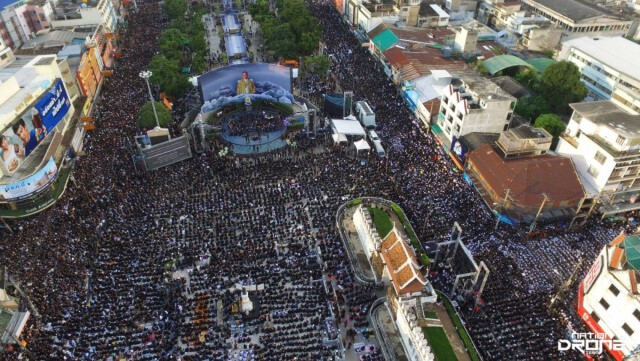ภาพมุมสูง "ชาวโคราช" ร้องเพลงสรรเสริญพระบารมี ในกิจกรรม "ร้อยดวงใจ ถวายความอาลัยในหลวง"