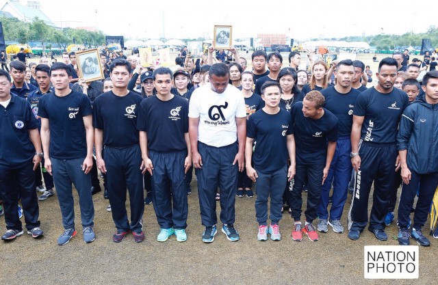 "มนัส"ก้มกราบ"ในหลวง"แสดงความอาลัย