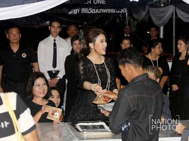 ทูลกระหม่อมหญิงอุบลรัตนฯ พระราชทานพระบรมฉายาลักษณ์ ในหลวง แก่ ปชช.