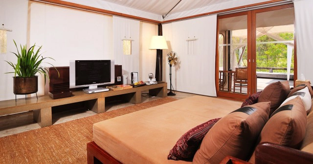 นอนชิลริมน้ำริมเขาแบบไม่มียุง กับที่พักสไตล์เต็นท์ติดแอร์