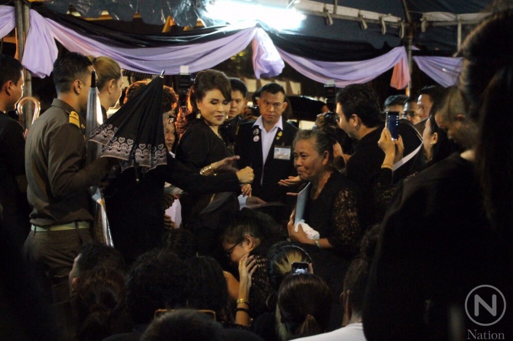 ทูลกระหม่อมหญิงฯพระราชทานอาหารให้พสกนิกร ทรงตรัส"ขอบคุณที่มากัน ท่ามกลางสายฝน" ทูลกระหม่อมหญิงฯพระราชทานอาหารให้พสกนิกร ทรงตรัส"ขอบคุณที่มากัน ท่ามกลางสายฝน"