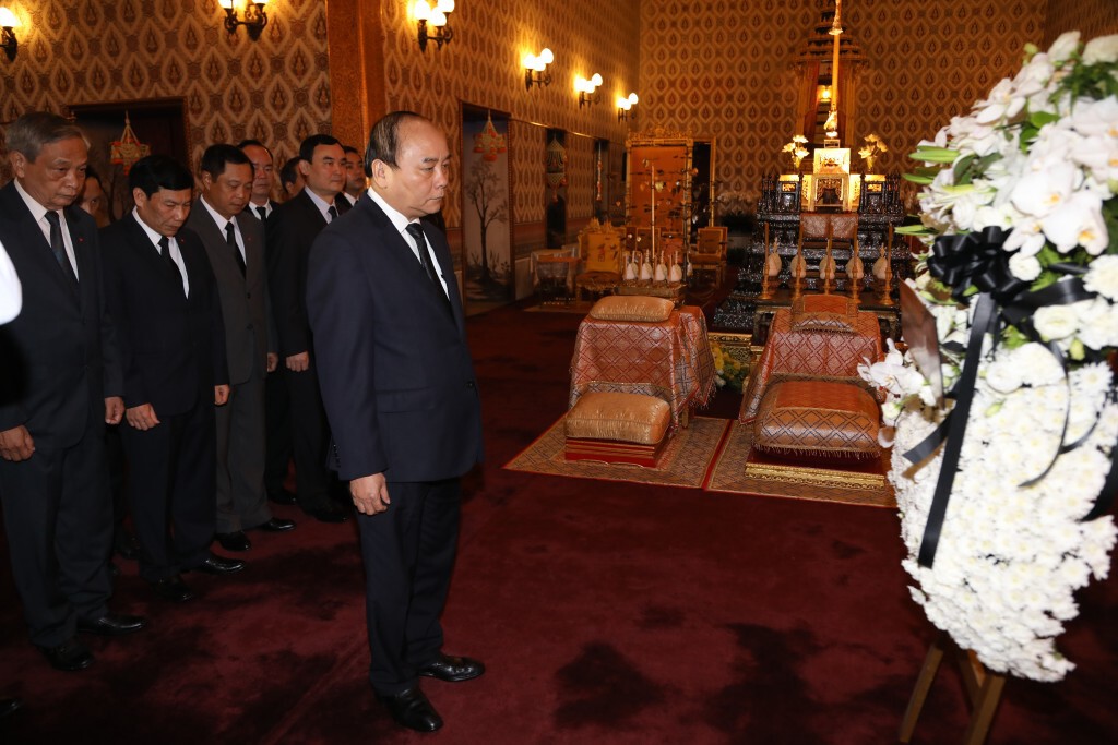 นายกรัฐมนตรีสาธารณรัฐสังคมนิยมเวียดนามวางพวงมาลาถวายราชสักการะพระบรมศพ และลงนามถวายความอาลัย นายกรัฐมนตรีสาธารณรัฐสังคมนิยมเวียดนามวางพวงมาลาถวายราชสักการะพระบรมศพ และลงนามถวายความอาลัย