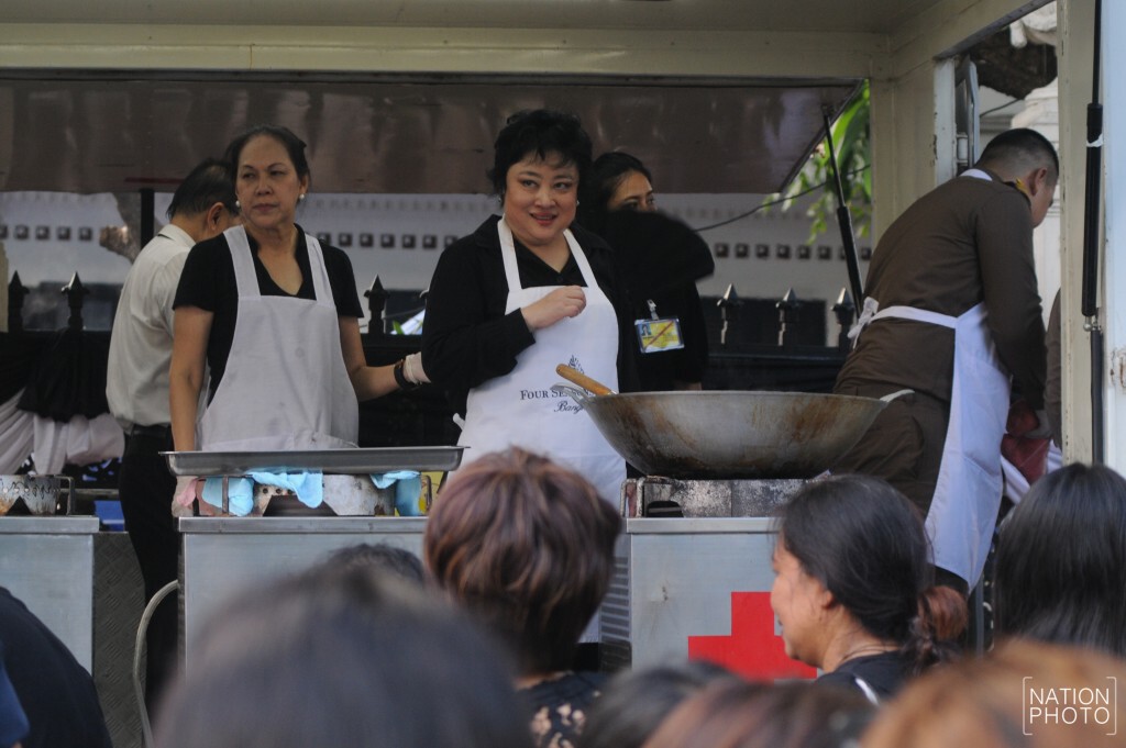 "พระองค์โสม"ประทานไก่ทอดร่วมกับศิลปิน "พระองค์โสม"ประทานไก่ทอดร่วมกับศิลปิน