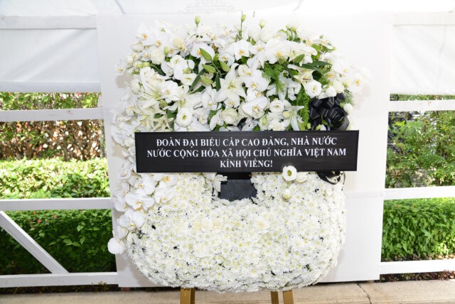 นายกรัฐมนตรีสาธารณรัฐสังคมนิยมเวียดนามวางพวงมาลาถวายราชสักการะพระบรมศพ และลงนามถวายความอาลัย