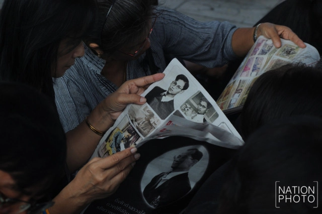 ประชาชนเข้าคิวรอลงนามแสดงความอาลัย ตั้งเเต่เช้าตรู่