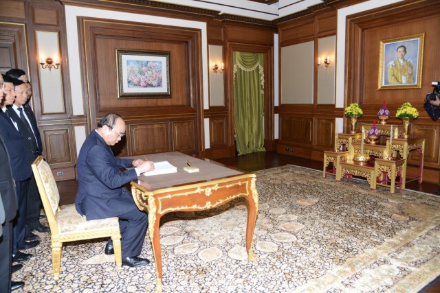 นายกรัฐมนตรีสาธารณรัฐสังคมนิยมเวียดนามวางพวงมาลาถวายราชสักการะพระบรมศพ และลงนามถวายความอาลัย