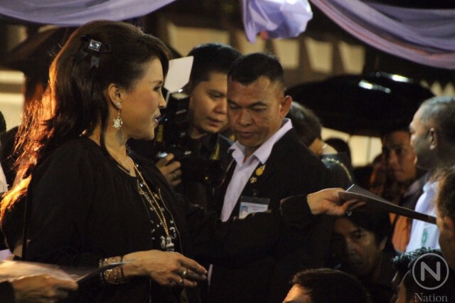 ทูลกระหม่อมหญิงฯพระราชทานอาหารให้พสกนิกร ทรงตรัส"ขอบคุณที่มากัน ท่ามกลางสายฝน"