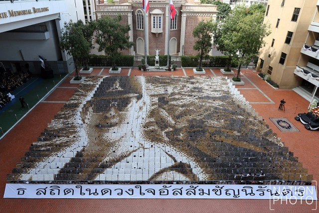 นักเรียนโรงเรียนอัสสัมชัญ ร่วมใจแปรอักษรพระบรมฉายาทิสลักษณ์ ในหลวง ร.๙