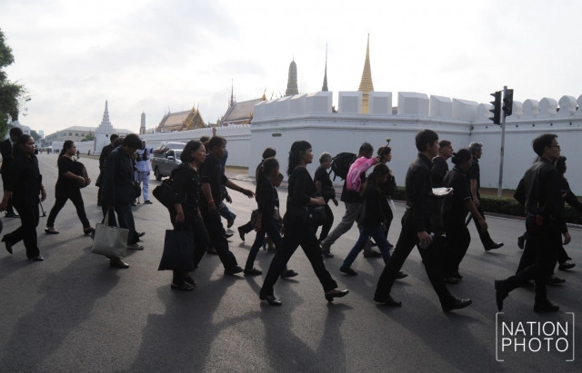 ประชาชนเข้าคิวรอลงนามแสดงความอาลัย ตั้งเเต่เช้าตรู่