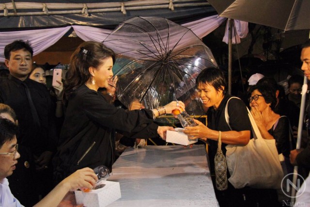 ทูลกระหม่อมหญิงฯพระราชทานอาหารให้พสกนิกร ทรงตรัส"ขอบคุณที่มากัน ท่ามกลางสายฝน"