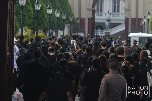 ประชาชนเข้าคิวรอลงนามแสดงความอาลัย ตั้งเเต่เช้าตรู่