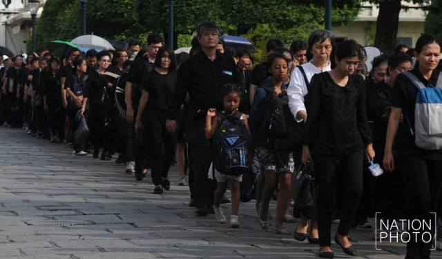 ประชาชนเข้าคิวรอลงนามแสดงความอาลัย ตั้งเเต่เช้าตรู่