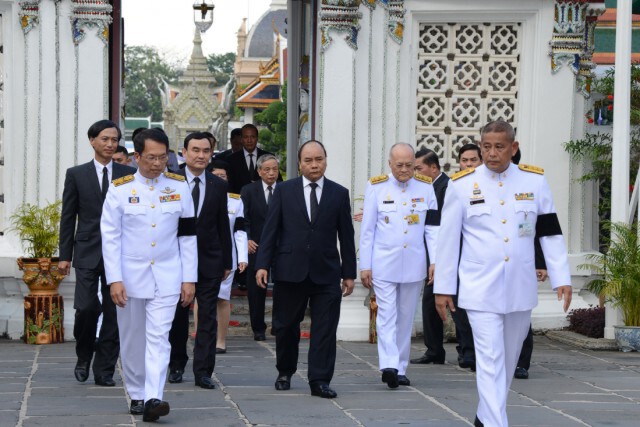 นายกรัฐมนตรีสาธารณรัฐสังคมนิยมเวียดนามวางพวงมาลาถวายราชสักการะพระบรมศพ และลงนามถวายความอาลัย