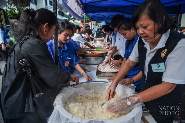 กว่าจะมาเป็น "ข้าวเหนียวไก่ทอดพระราชทาน"