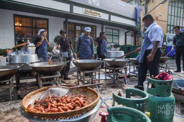 กว่าจะมาเป็น "ข้าวเหนียวไก่ทอดพระราชทาน"