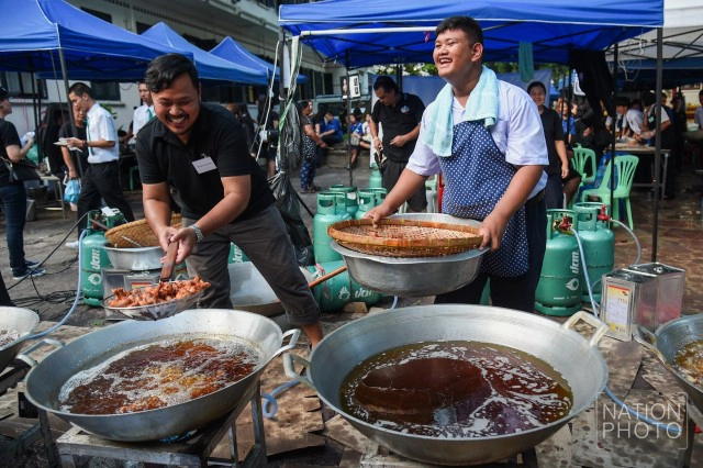 กว่าจะมาเป็น "ข้าวเหนียวไก่ทอดพระราชทาน"