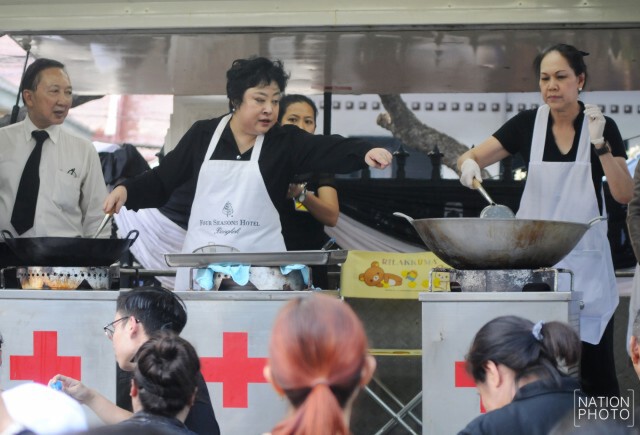 "พระองค์โสม"ประทานไก่ทอดร่วมกับศิลปิน