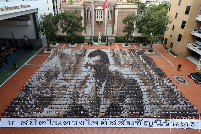 นักเรียนโรงเรียนอัสสัมชัญ ร่วมใจแปรอักษรพระบรมฉายาทิสลักษณ์ ในหลวง ร.๙